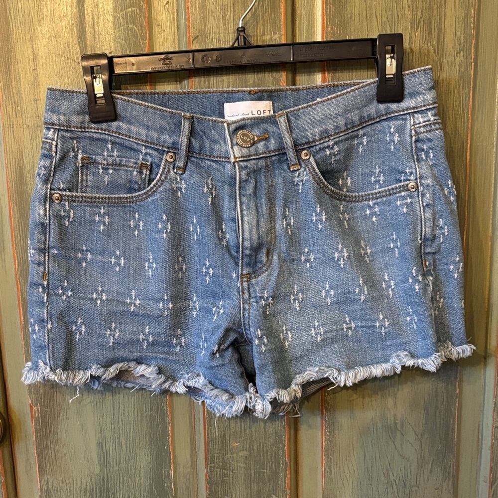 LOFT women’s denim shorts. Raw edge, textured design. Soft size 26/2